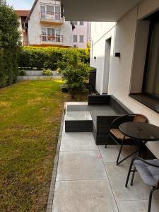 Κήπος έξω από το Oasis Lux