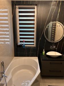 Ένα μπάνιο στο Oasis Lux