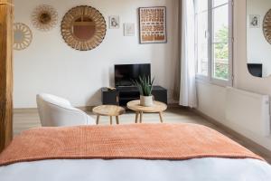 a bedroom with a bed and a table and chairs at Quartier des Théâtres - Hyper Centre - Zen Apparts in Troyes