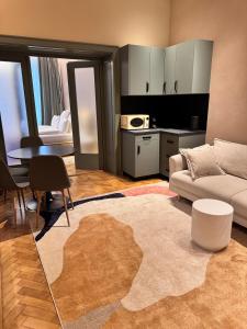 una sala de estar con un sofá y una mesa en The Rabbit Citadel, en Sibiu