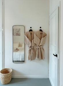 uno specchio e degli asciugamani appesi a una parete di Lefkada City Escape a Città di Lefkada