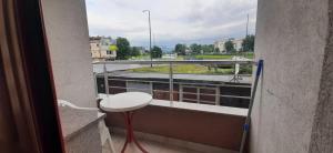 d'un balcon avec une table et une vue sur un bâtiment. dans l'établissement شقة في اليجا appartment in Ilidza Sarajevo, à Sarajevo