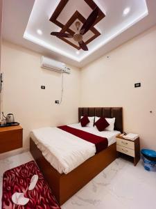 Una cama o camas en una habitación de Shivam palace Ayodhya