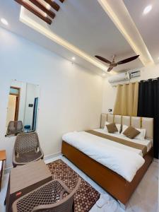 Una cama o camas en una habitación de Shivam palace Ayodhya