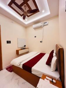 Una cama o camas en una habitación de Shivam palace Ayodhya