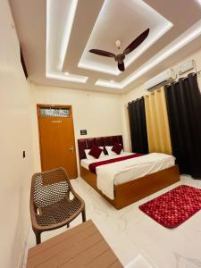 Una cama o camas en una habitación de Shivam palace Ayodhya