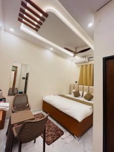 Una cama o camas en una habitación de Shivam palace Ayodhya