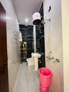 Un baño de Shivam palace Ayodhya 8 fotos más