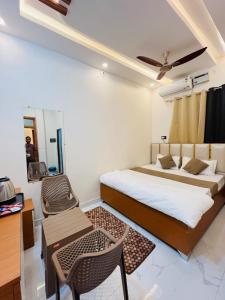 Una cama o camas en una habitación de Shivam palace Ayodhya
