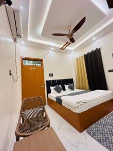 Una cama o camas en una habitación de Shivam palace Ayodhya