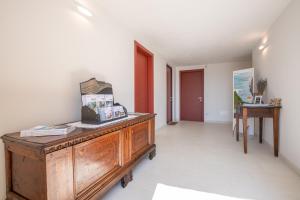 a hallway with a wooden dresser in a room at Ca' Rota House Tenno in Tenno