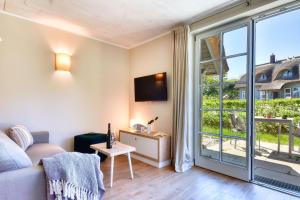 Μια τηλεόραση ή/και κέντρο ψυχαγωγίας στο Ferienhaus Boddenbrise 13 Feriendorf Klein Stresow Rügen by ruyastay