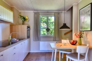 Η κουζίνα ή μικρή κουζίνα στο Ferienhaus Boddenbrise 13 Feriendorf Klein Stresow Rügen by ruyastay