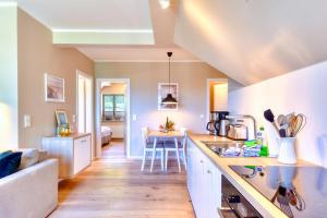 Η κουζίνα ή μικρή κουζίνα στο Ferienwohnung Wandashorst 25 Feriendorf Klein Stresow Rügen by ruyastay