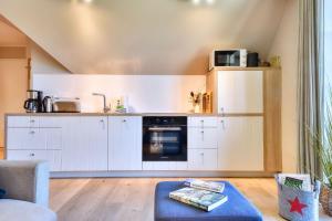 Η κουζίνα ή μικρή κουζίνα στο Ferienwohnung Wandashorst 25 Feriendorf Klein Stresow Rügen by ruyastay +11 φωτογραφίες