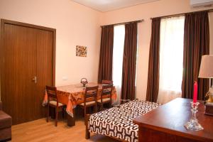 Habitación de hotel con mesa y cama en Apartment In City Center, en Tiflis 19 fotos más
