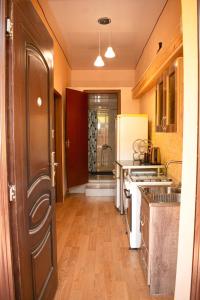 una cocina con fregadero y estufa en Apartment In City Center, en Tiflis