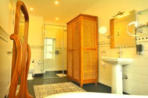 a bathroom with a sink and a shower at The Tredis Heritage by the Lake in Kodaikānāl