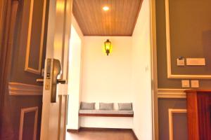 a hallway with a bench and a light on the ceiling at The Tredis Heritage by the Lake in Kodaikānāl