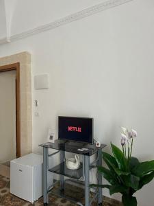 TV a/nebo společenská místnost v ubytování stanza zaffiro azzurro