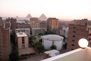 Linna Kairo üldine vaade või majutusasutusest Pyramids sun set view pildistatud vaade