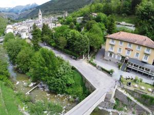 une vue aérienne sur une ville avec une rivière et des bâtiments dans l'établissement Le Mirval, à La Brigue