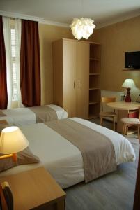 A bed or beds in a room at Le Mirval