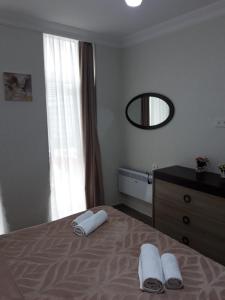 1 dormitorio con cama, espejo y tocador en Seaview Panoramic Apartments ORBI Sea Towers Batumi, en Batumi 99 fotos más