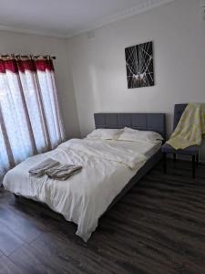 Postel nebo postele na pokoji v ubytování Spacious 3BR Home in Dandenong