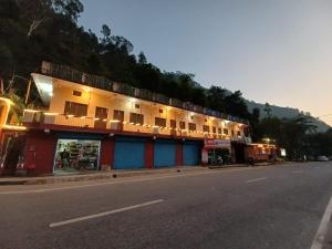 un edificio sul lato di una strada di SAMAUN Homestay a Kurchhola