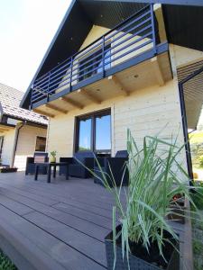 Casa con terraza de madera y balcón. en Miętowe Wzgórze "Sokoli Kamień" Dom z Widokiem na Wyłączność, en Falsztyn