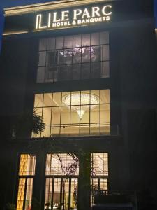 Zdjęcie z galerii obiektu LE PARC HOTEL & BANQUETS BAREIlLY w mieście Jāmb