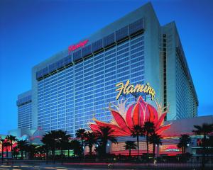 un grand bâtiment avec un panneau. dans l'établissement Flamingo Las Vegas Hotel & Casino, à Las Vegas
