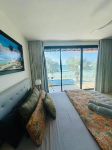 Ένα ή περισσότερα κρεβάτια σε δωμάτιο στο Coin de Mire Luxury Beachfront Duplex
