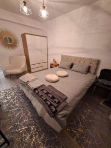 En eller flere senge i et værelse på 2025, New luxury apartment with stunning sea view in Balchik family amenities + 25 billeder