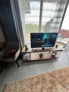 Et tv og/eller underholdning på 2025, New luxury apartment with stunning sea view in Balchik family amenities