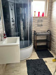 Et badeværelse på 2025, New luxury apartment with stunning sea view in Balchik family amenities