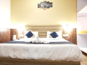 Postel nebo postele na pokoji v ubytování Veshnavi Paradise Hotel Restaurant