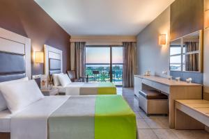 Postel nebo postele na pokoji v ubytování Kipriotis Hippocrates Hotel