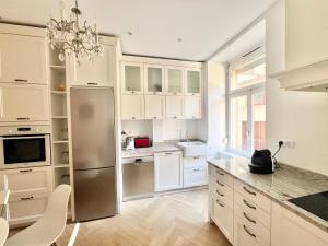 Η κουζίνα ή μικρή κουζίνα στο 3 pièces Orangerie-Centre +11 φωτογραφίες