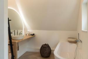 ein Badezimmer mit Waschbecken, Toilette und Spiegel in der Unterkunft NOX Logies, vakantiewoning en polyvalente ruimte in Grimbergen + 32 Fotos