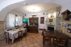 ein Esszimmer mit Tisch und Kamin in der Unterkunft Agriturismo La Collinetta in Brecciarola