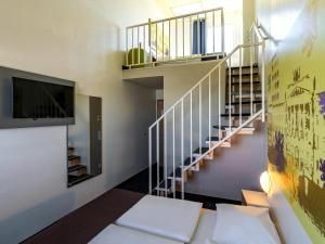 TV a/nebo společenská místnost v ubytování B&B Hotel Braunschweig-Nord
