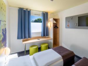 TV a/nebo společenská místnost v ubytování B&B Hotel Braunschweig-Nord
