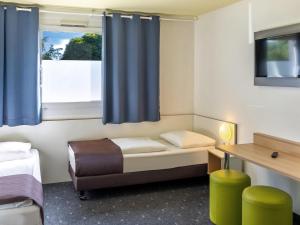 TV a/nebo společenská místnost v ubytování B&B Hotel Braunschweig-Nord