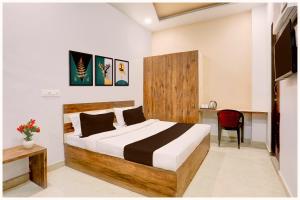 TV a/nebo společenská místnost v ubytování HOTEL R&R Near Sea Beach - Jagannath Temple - fully Air Conditioned hotel at Prime Location - Near Sea Beach and Temple - Hygiene & Spacious Room - with wifi- restaurant- LIFT- and- Parking- Luxuary Hotel