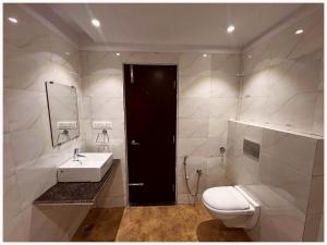 Koupelna v ubytování HOTEL R&R Near Sea Beach - Jagannath Temple - fully Air Conditioned hotel at Prime Location - Near Sea Beach and Temple - Hygiene & Spacious Room - with wifi- restaurant- LIFT- and- Parking- Luxuary Hotel