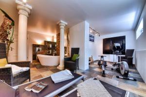 ein Badezimmer mit Badewanne und Badewanne in der Unterkunft Kapitäns Hus Ferienhaus Avantgarde in Putbus