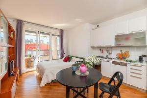 Η κουζίνα ή μικρή κουζίνα στο The rainbow house with terrace!