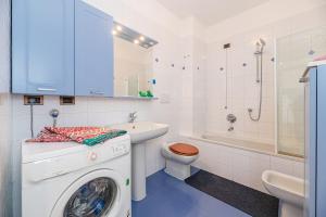 Ένα μπάνιο στο The rainbow house with terrace! +36 φωτογραφίες